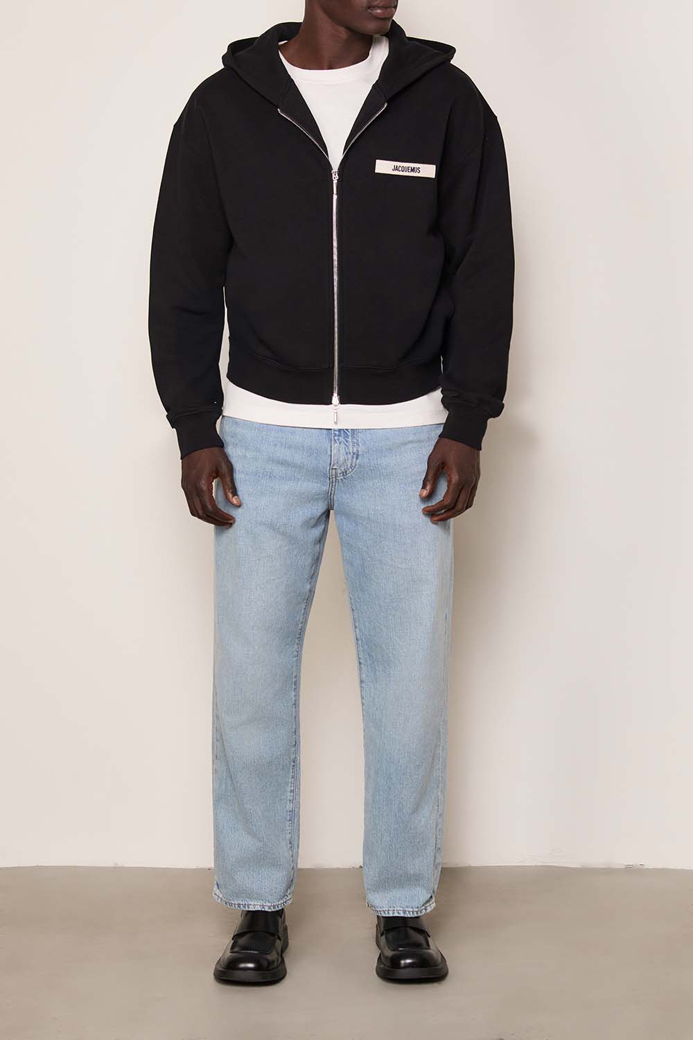 תמונת כל הלוק של קפוצ'ון עם רוכסן